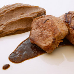 Filetto di maiale alla Guinness con crema di melanzane al cacao