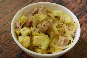 Insalata di tonno scottato, cipolle e mele in salsa di soia