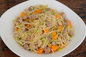 Noodles agrodolci con germogli soia, maiale e verdure