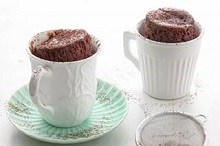 Torta in tazza al microonde con cioccolato, zenzero e cannella