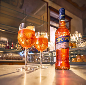Un aperitivo leggero come Aperol Spritz non pu&ograve; mancare a un pic-nic al tramonto.