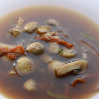 Zuppa orientale con funghi, cipolle e pomodori secchi